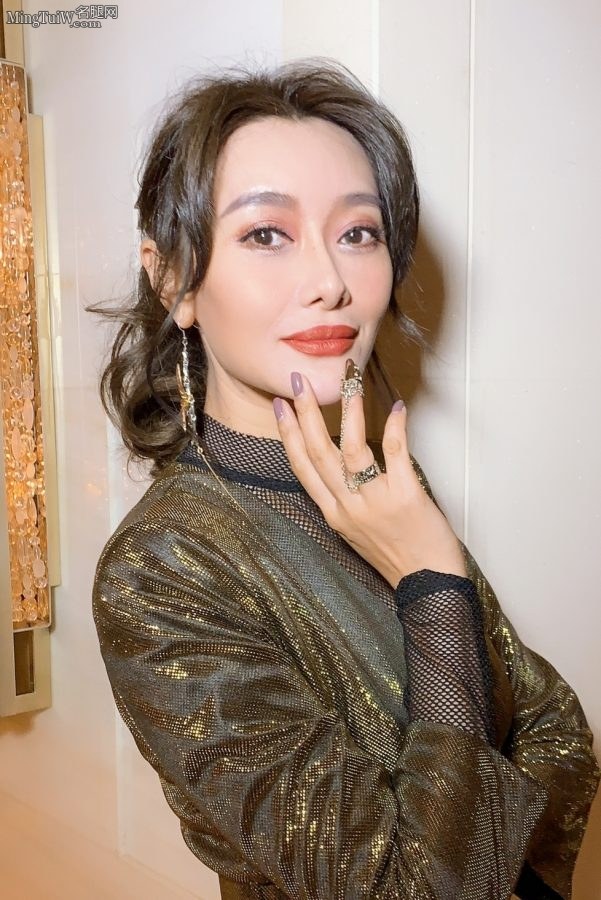 轻熟美女歌手爱戴修长的美腿(5/6)