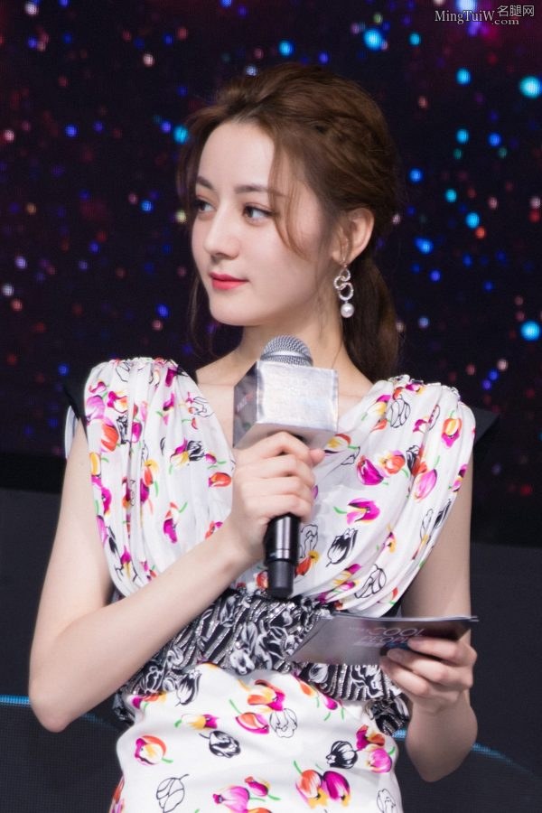 迪丽热巴凉高美足霸气御姐范儿(8/16)