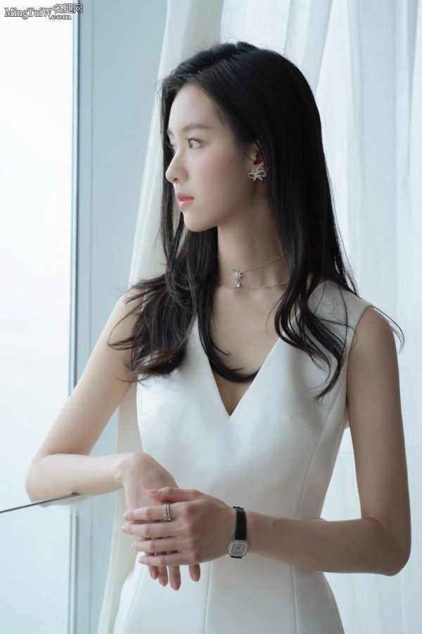 清纯气质福建美女陈都灵的短裙美腿(2/6)