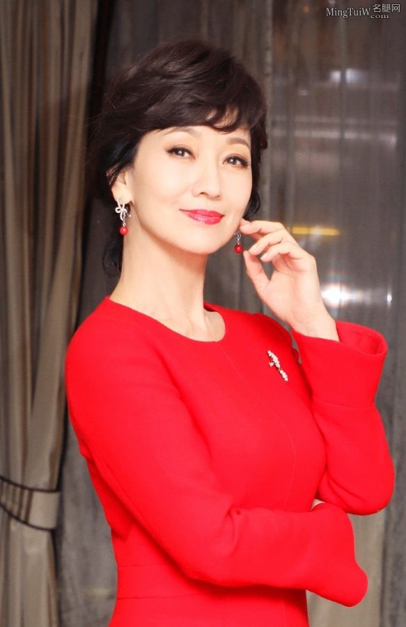 美丽成熟赵雅芝细高跟鞋美腿亮相(3/7)