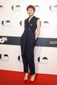孙俪穿西服套装细高跟美脚背翘起