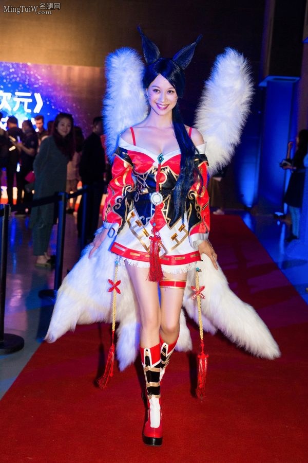 倪虹洁化身魅惑九尾狐低胸美腿吸睛(8/11)