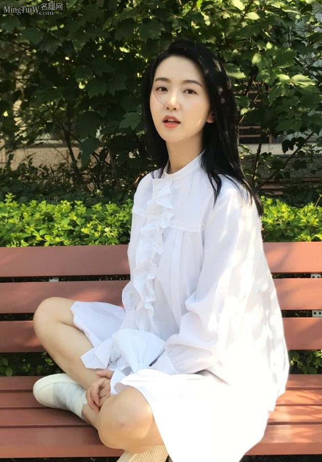 童心未泯小姐姐许龄月露小白腿在游乐场玩耍(6/9)