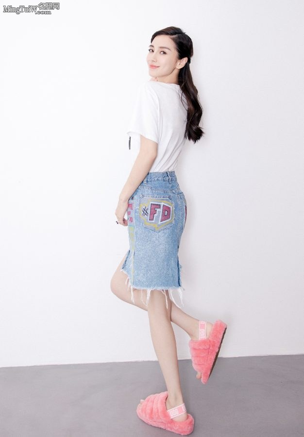 杨颖Angelababy美脚丫穿拖鞋(4/4)