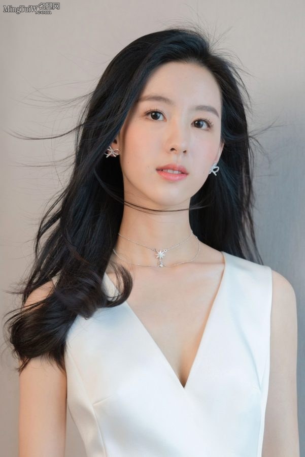 清纯气质福建美女陈都灵的短裙美腿(4/6)