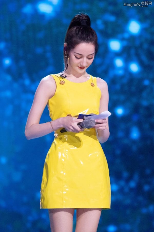 迪丽小热巴黄色小短裙美腿客串主持(8/19)