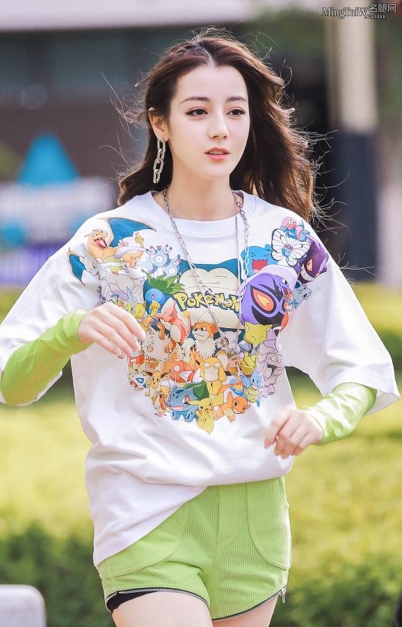 Dilraba Dilmurat's beautiful legs are wearing white cotton socks(10/11)