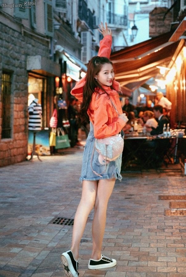 Guan Xiaotong shows off her beautiful legs in flat shoes during summer street shoot(3/6)