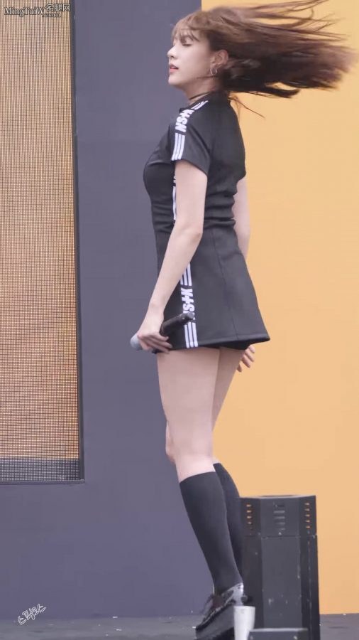韩国青春美少女APiNK组合吴夏荣表演黑色安全裤频露[网盘](9/9)