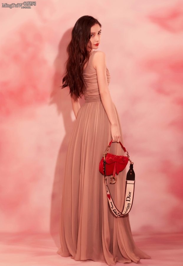 Angelababy's small breasts in an elegant pleated gauze skirt(9/27)