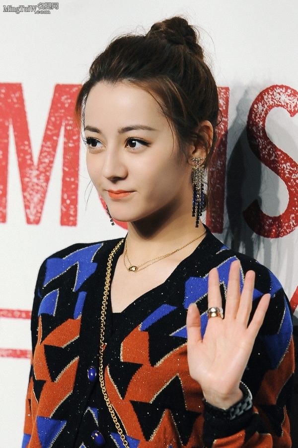 新疆美女迪丽热巴美腿又细又长(21/22)