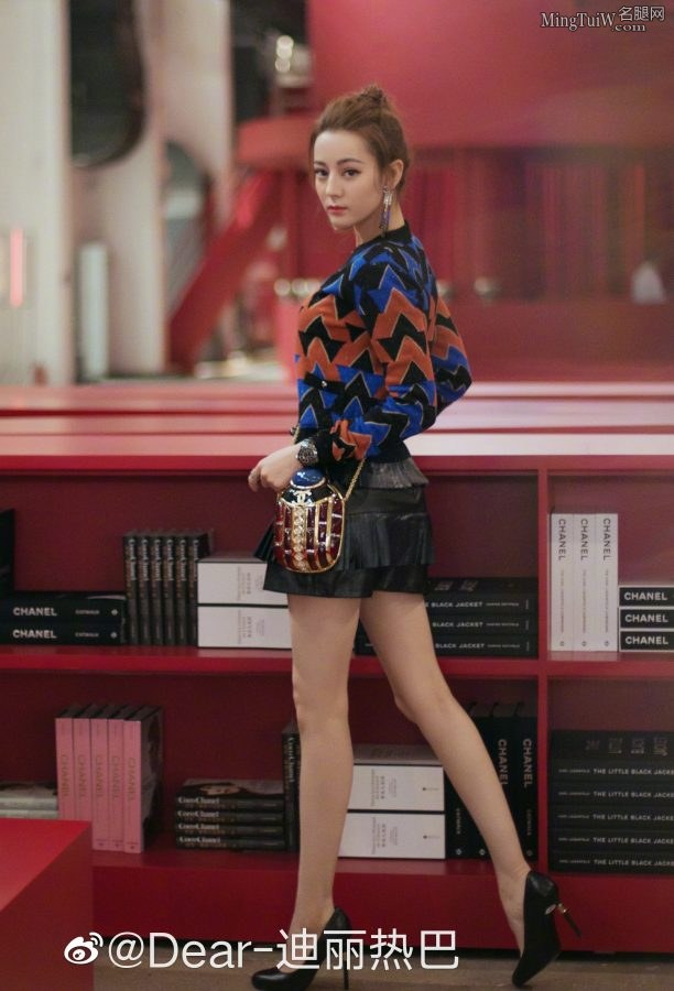 新疆美女迪丽热巴美腿又细又长(14/22)