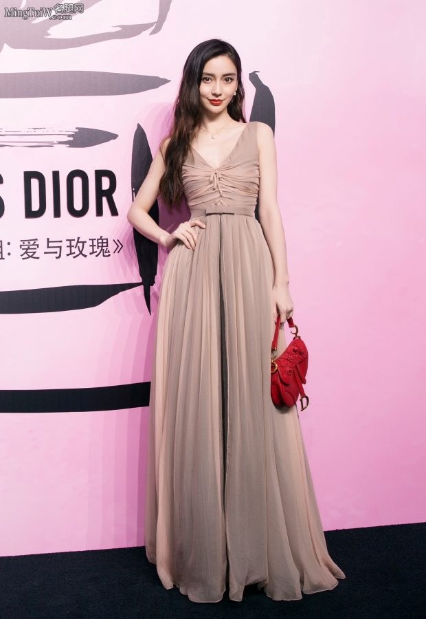 Angelababy's small breasts in an elegant pleated gauze skirt(18/27)