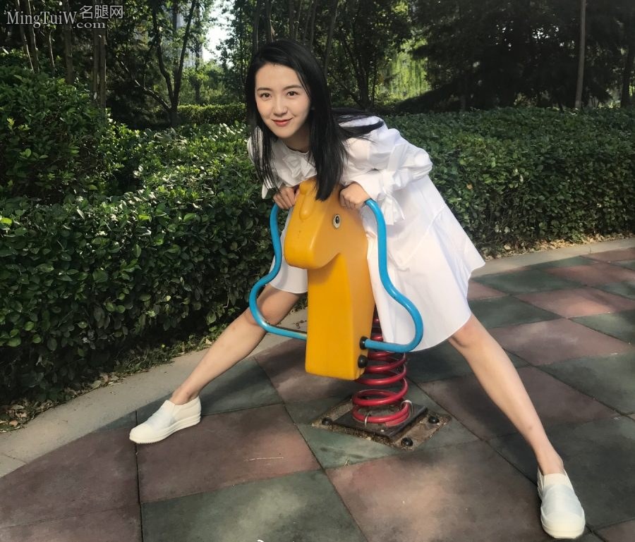 童心未泯小姐姐许龄月露小白腿在游乐场玩耍(4/9)