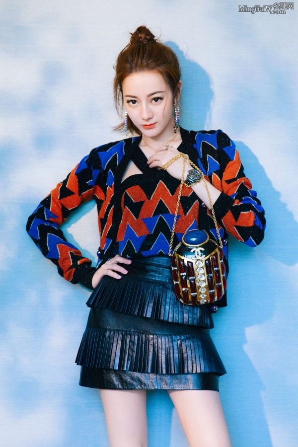 新疆美女迪丽热巴美腿又细又长(9/22)