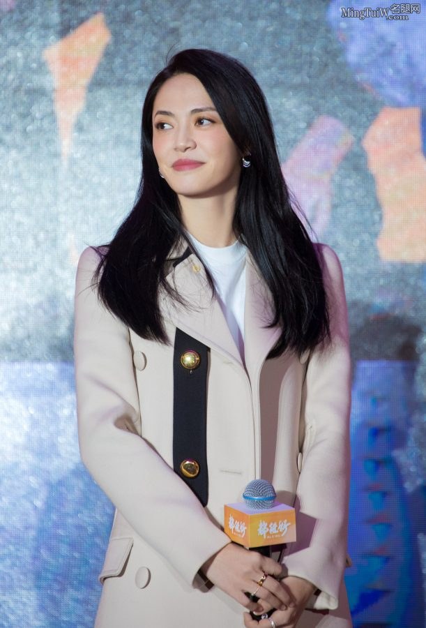 气质美女姚晨脚踩白色细高跟鞋(6/9)