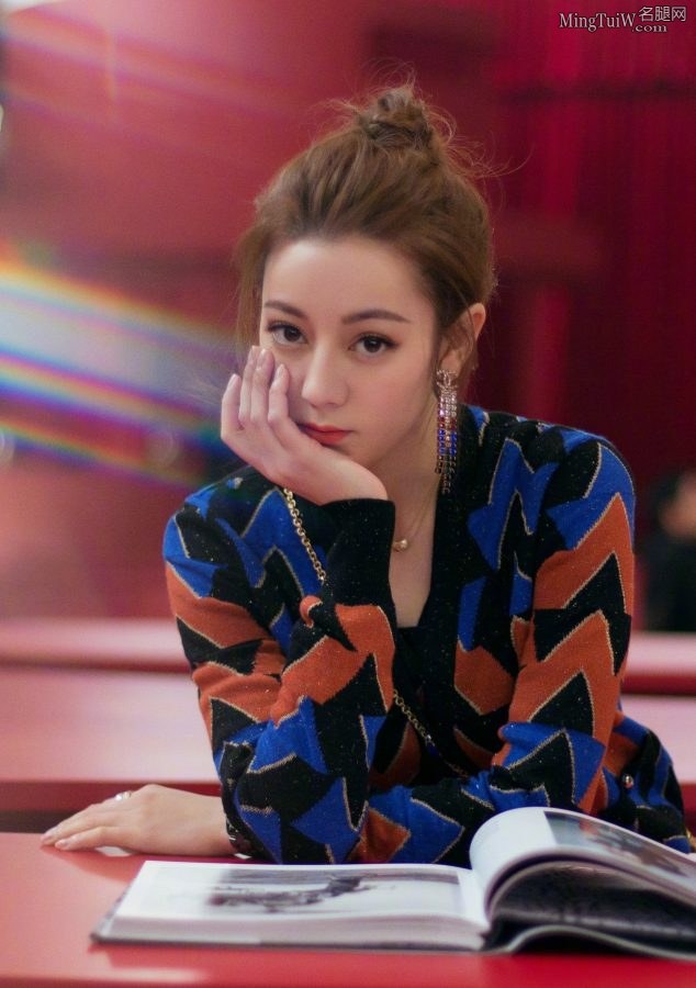  Xinjiang beauty Dilireba has long and thin legs(12/22)