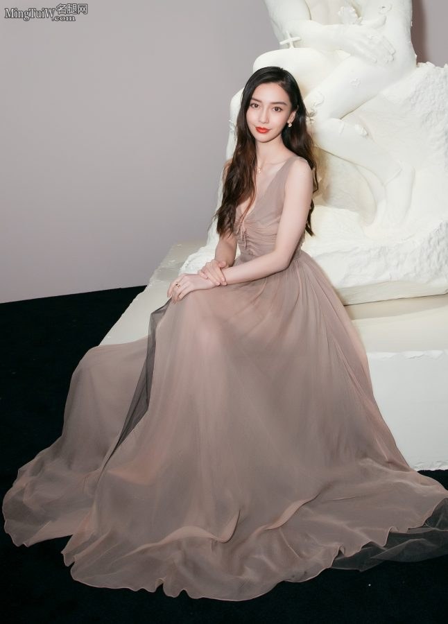 一袭褶皱优雅纱裙Angelababy的小美胸(10/27)