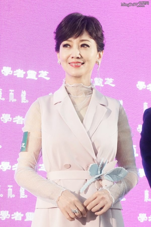 成熟气质明星踩高跟鞋商业代言(4/7)