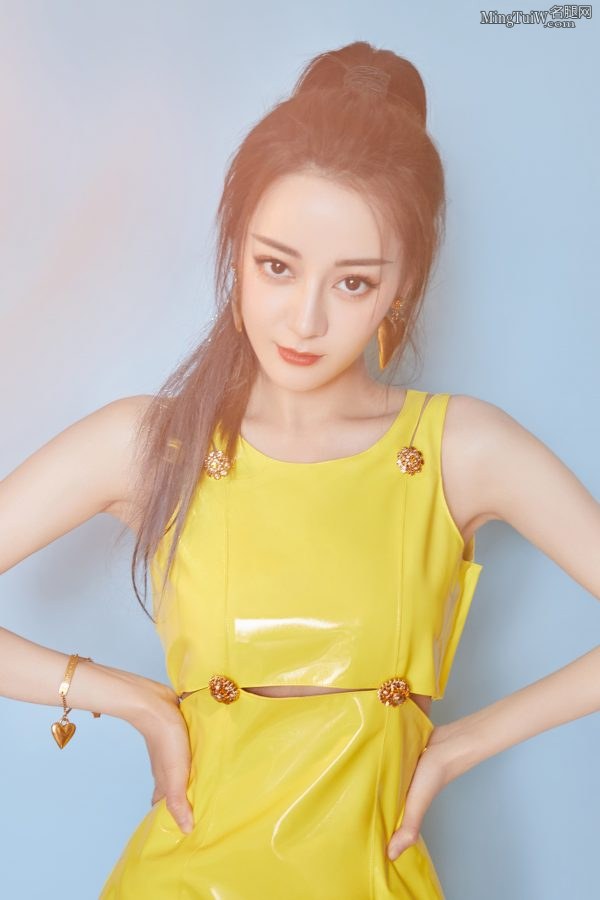 迪丽小热巴黄色小短裙美腿客串主持(15/19)