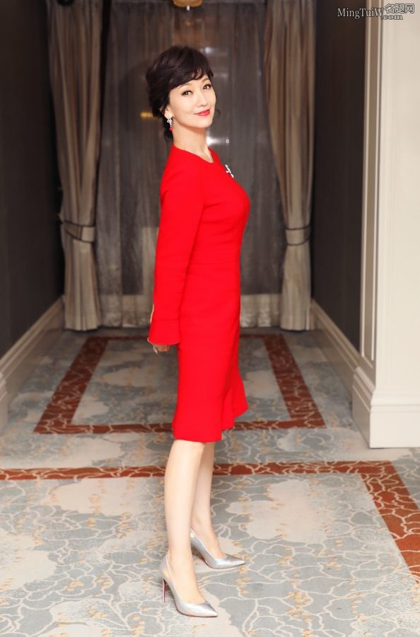 美丽成熟赵雅芝细高跟鞋美腿亮相(1/7)