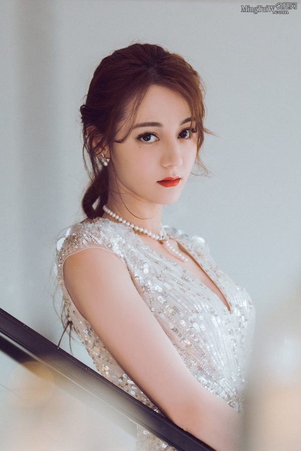 迪丽热巴一袭亮片长裙包裹凹凸有致身材优雅大方(6/8)