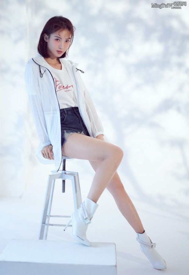 最美的“晨”光女孩金晨玉腿光滑(1/4)