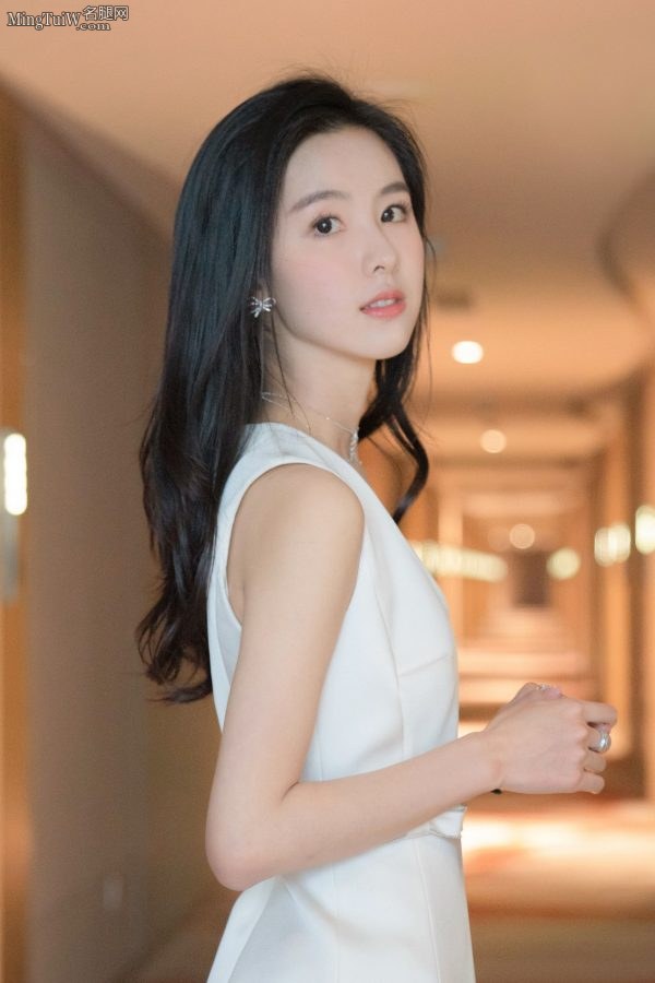 清纯气质福建美女陈都灵的短裙美腿(5/6)