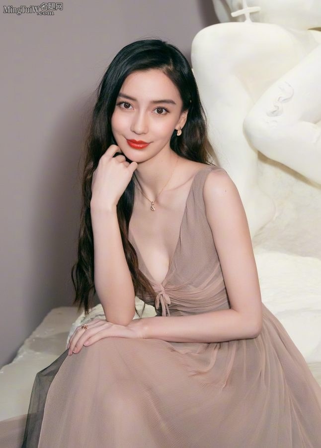 Angelababy's small breasts in an elegant pleated gauze skirt(12/27)