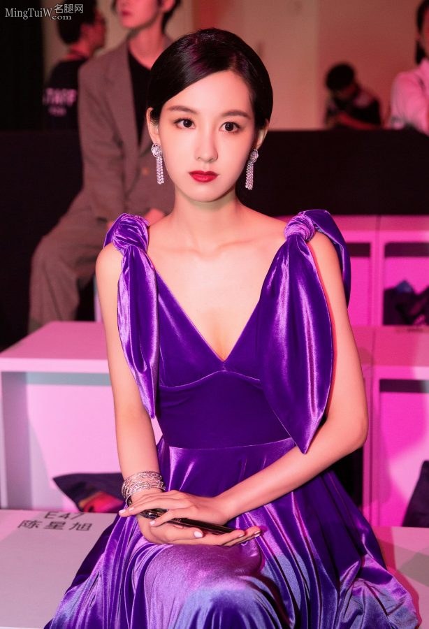 陈都灵身着高贵紫色礼服亮相时尚活动（第9张/共13张）