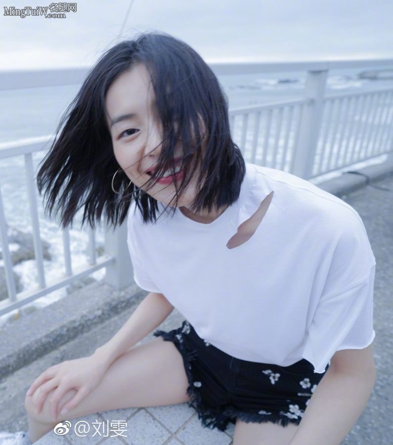 超模刘雯海边清新照片露白皙美腿(3/9)