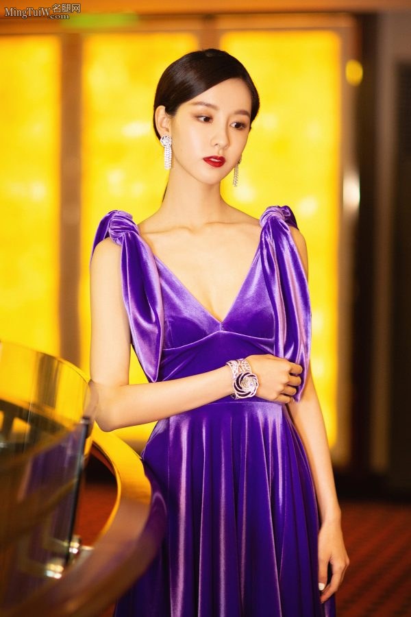 陈都灵身着高贵紫色礼服亮相时尚活动(2/13)