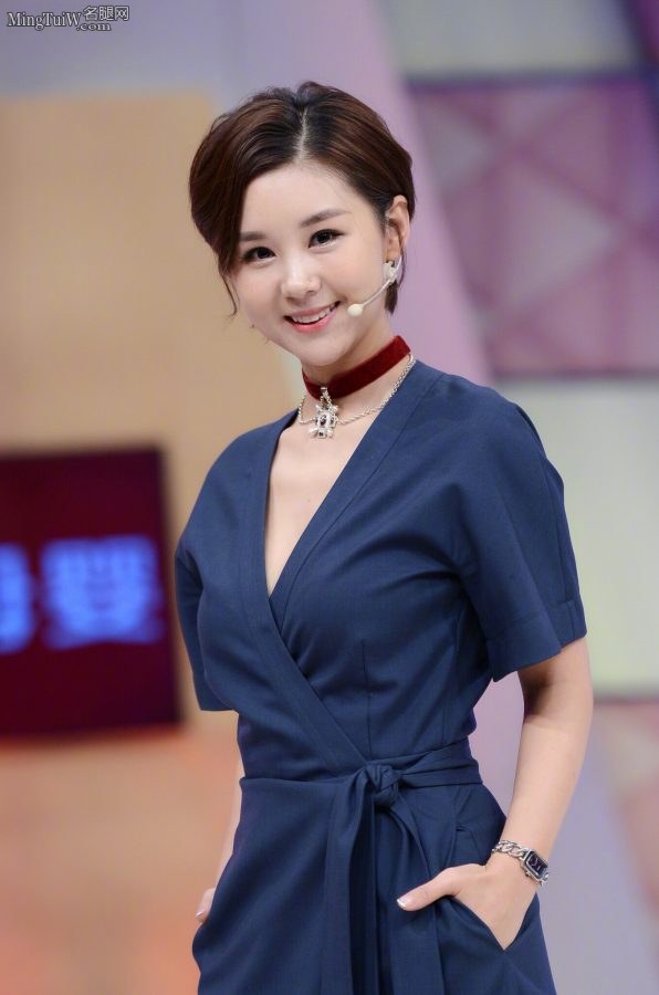 李小萌低胸V领参加李静主持的节目《拜托了妈妈》(3/3)