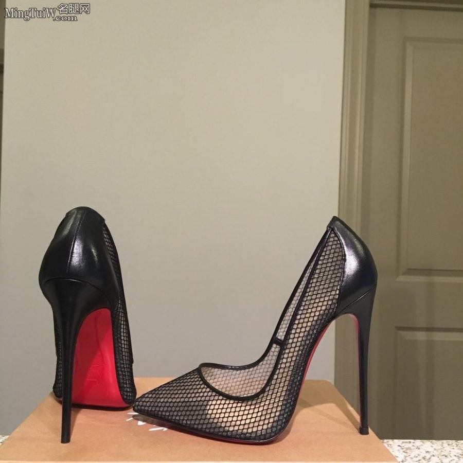 安妮·海瑟薇脚踩Christian Louboutin时尚性感高跟鞋(51/56)