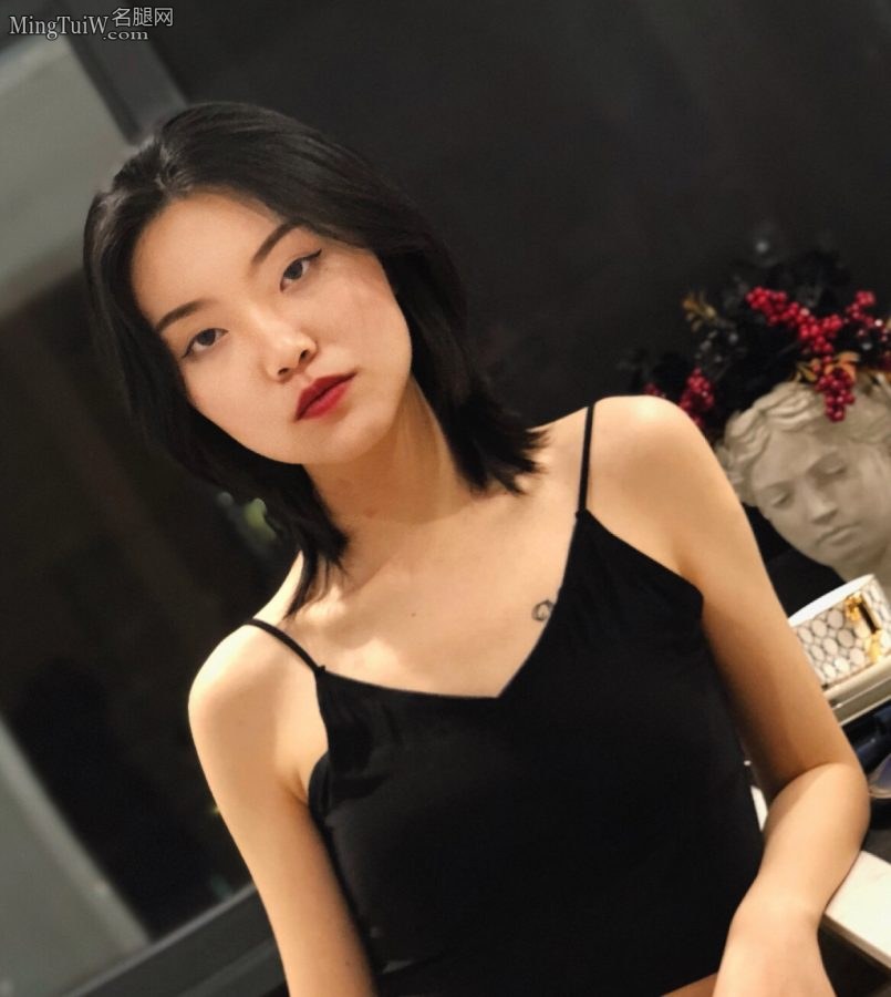 杜鹃居家穿短裙在镜子前玩自拍展示修长美腿(1/2)