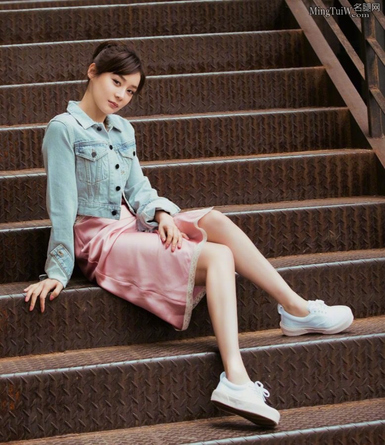 甜美清新的美女袁姗姗穿小白鞋秀玉腿(5/6)