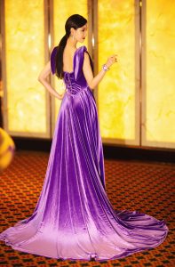陈都灵身着高贵紫色礼服亮相时尚活动