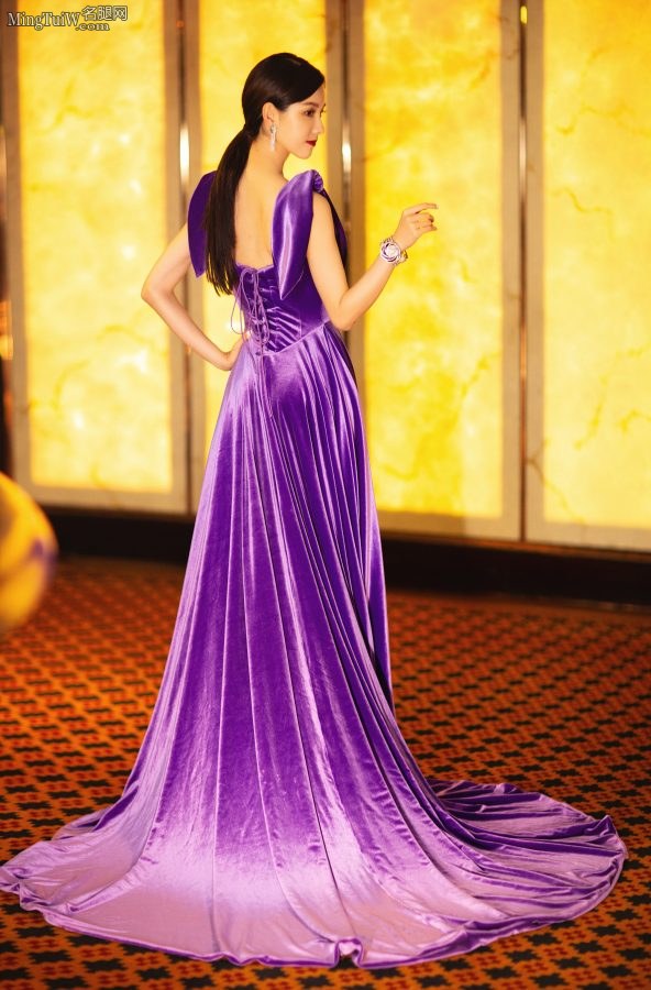 陈都灵身着高贵紫色礼服亮相时尚活动（第3张/共13张）