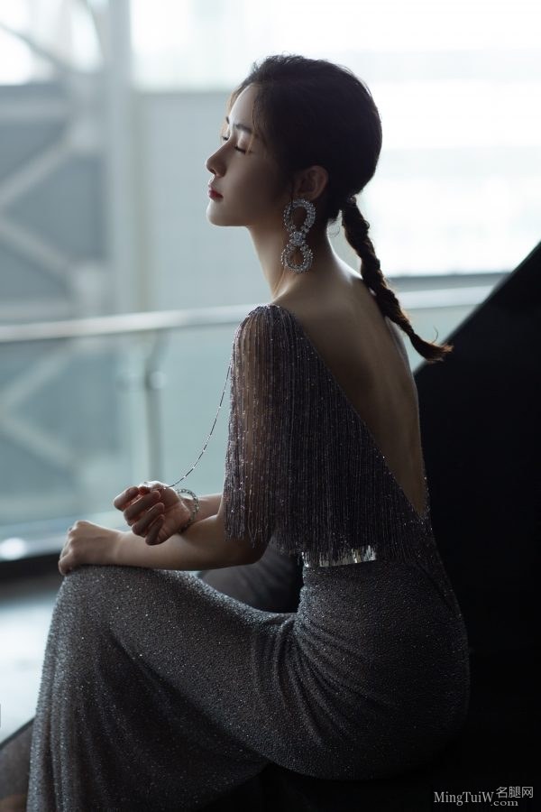 主持人梁田低胸露背礼服喜欢这小身段(5/11)