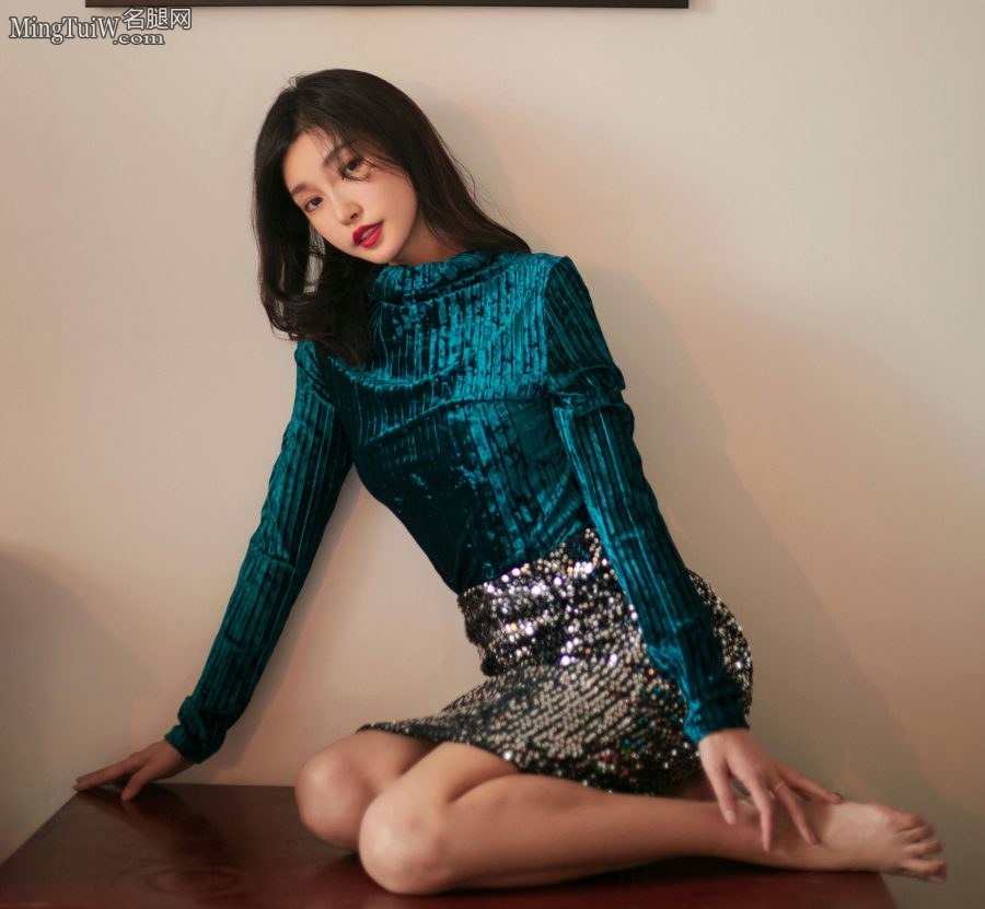 90后新晋女神童菲写真秀美足(2/2)
