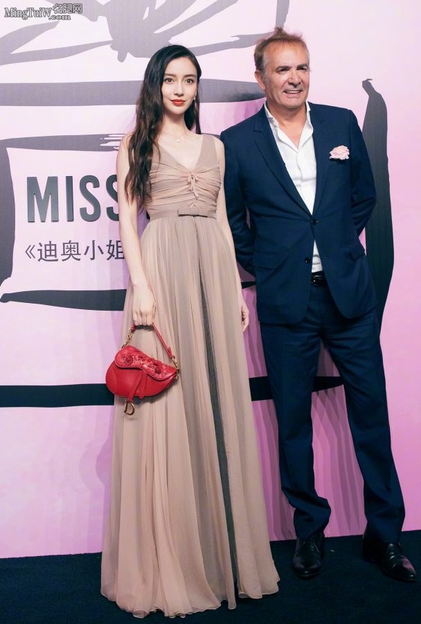 Angelababy's small breasts in an elegant pleated gauze skirt(21/27)