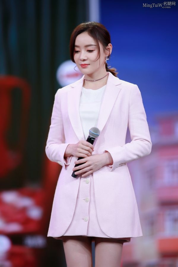 袁姗姗修长匀称的美腿登台表演2(6/7)