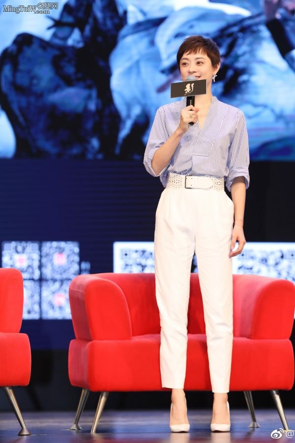 女星孙俪穿白裤脚踩白色红底细高跟鞋接受采访(8/35)