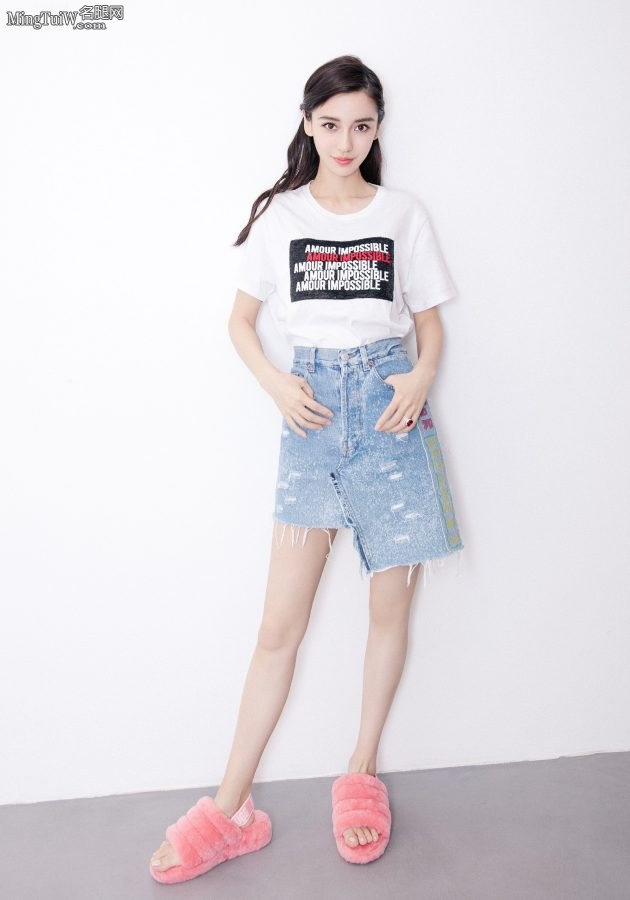 杨颖Angelababy美脚丫穿拖鞋(1/4)