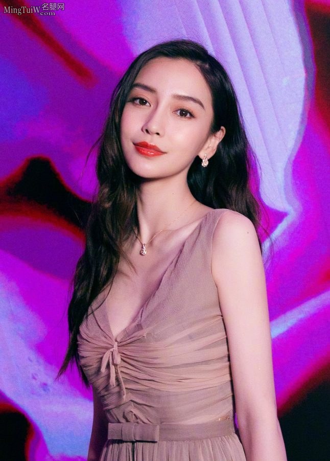 一袭褶皱优雅纱裙Angelababy的小美胸(16/27)