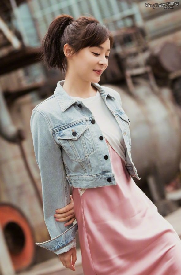 甜美清新的美女袁姗姗穿小白鞋秀玉腿(6/6)