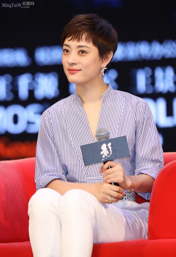 女星孙俪穿白裤脚踩白色红底细高跟鞋接受采访(4/35)