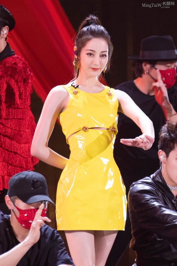 迪丽小热巴黄色小短裙美腿客串主持(5/19)