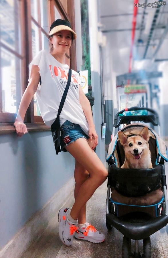 Congratulations to Wushuang Ni Hongjie for her beautiful legs in denim hot pants and going out to play(2/8)