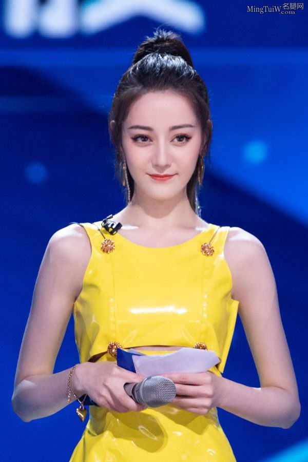迪丽小热巴黄色小短裙美腿客串主持(6/19)